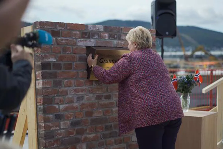 En person som tar et bilde av en murvegg