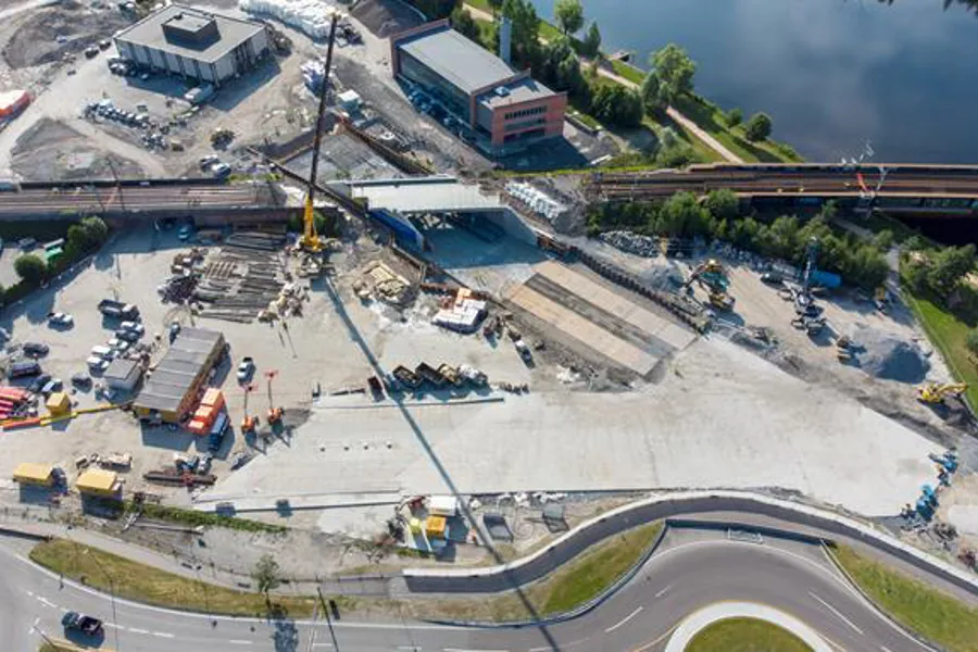 En høy vinkel utsikt over en parkeringsplass